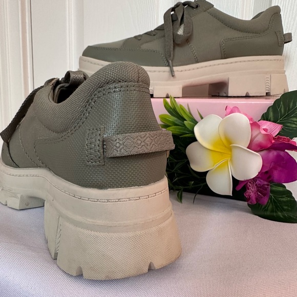 UGG ~ Ashton Hybrid Sneaker w/Chunky 2” Platform Heel in Green Canvas size 9 - Picture 7 of 9